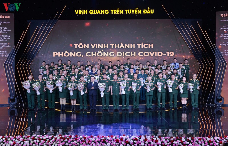 chu tich quoc hoi du chuong trinh "vinh quang tren tuyen dau" hinh 4