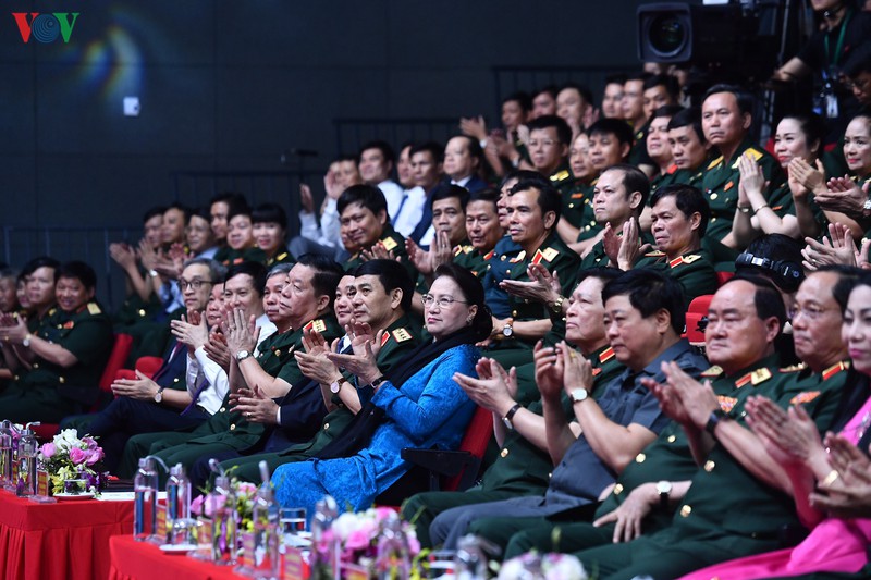 chu tich quoc hoi du chuong trinh "vinh quang tren tuyen dau" hinh 1