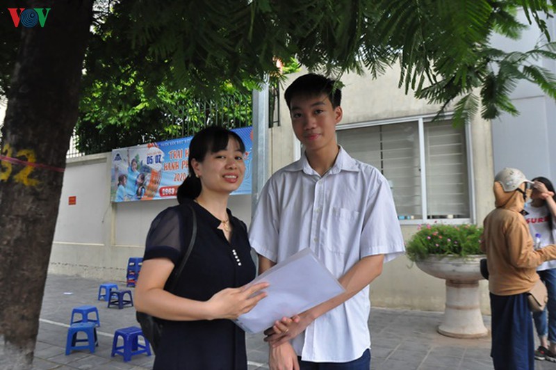 thi sinh truoc ky thi vao lop 10: cha me luon ben canh dong vien con hinh 10