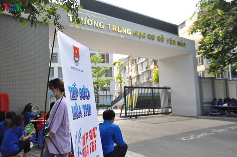thi sinh truoc ky thi vao lop 10: cha me luon ben canh dong vien con hinh 1