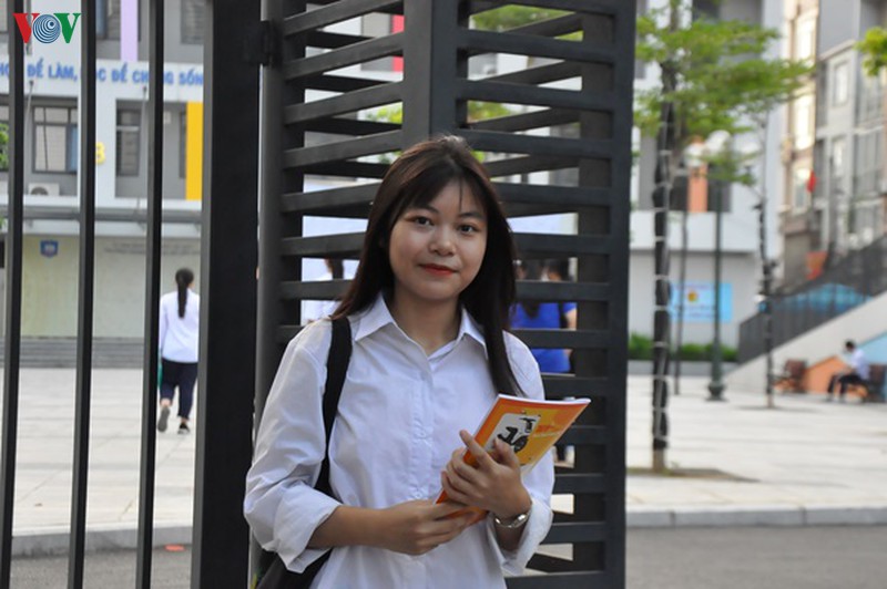 thi sinh truoc ky thi vao lop 10: cha me luon ben canh dong vien con hinh 4