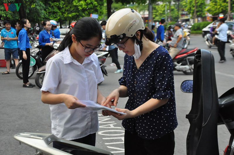 thi sinh truoc ky thi vao lop 10: cha me luon ben canh dong vien con hinh 5