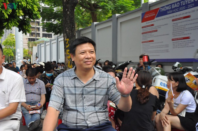 thi sinh truoc ky thi vao lop 10: cha me luon ben canh dong vien con hinh 7
