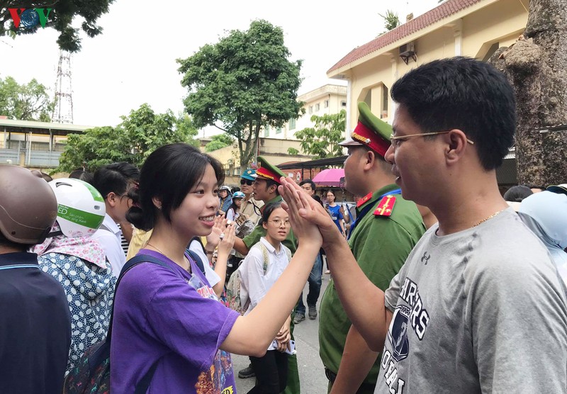 thi sinh tu tin dat 9 diem thi tieng anh vao lop 10 thpt tai ha noi hinh 2