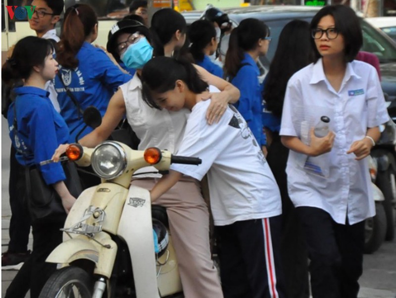nhung cai om gui gam ngan loi dong vien con thi tot vao lop 10 hinh 9