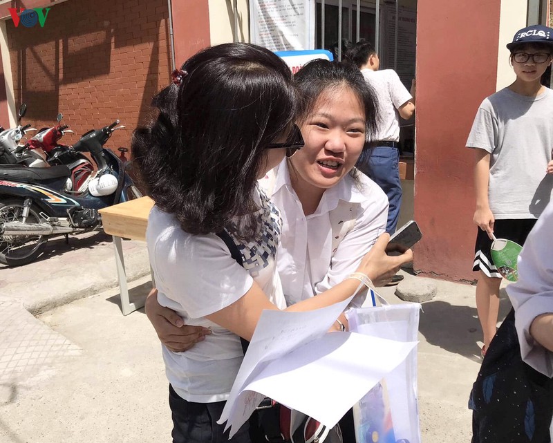 nhung hinh anh an tuong trong 2 ngay thi vao lop 10 thpt tai ha noi hinh 5