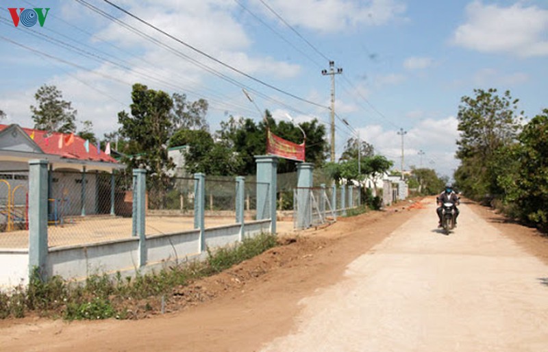 nguoi dan ngheo hien 26.000 m2 dat lam duong nong thon moi hinh 1