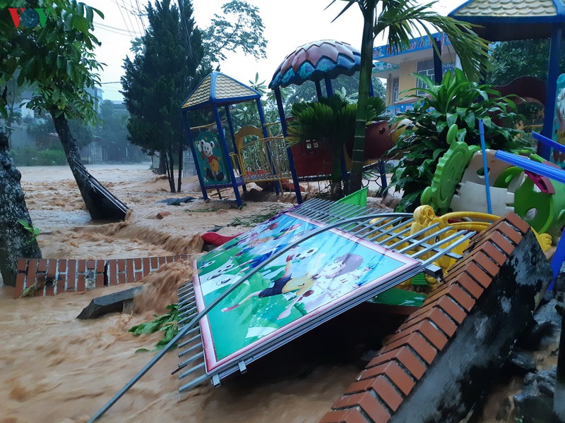 anh: mua lu kinh hoang o ha giang, o to "boi" trong bien nuoc  hinh 8