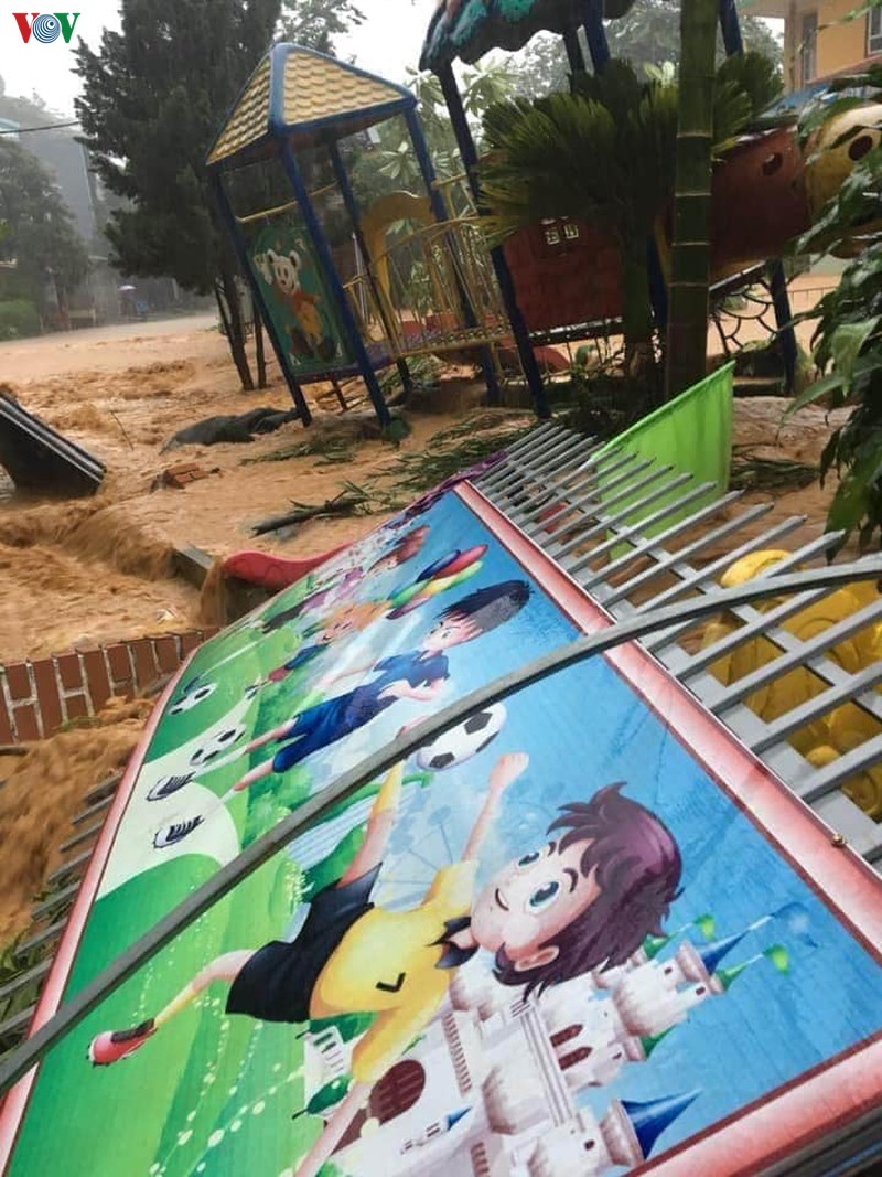 anh: mua lu kinh hoang o ha giang, o to "boi" trong bien nuoc  hinh 9