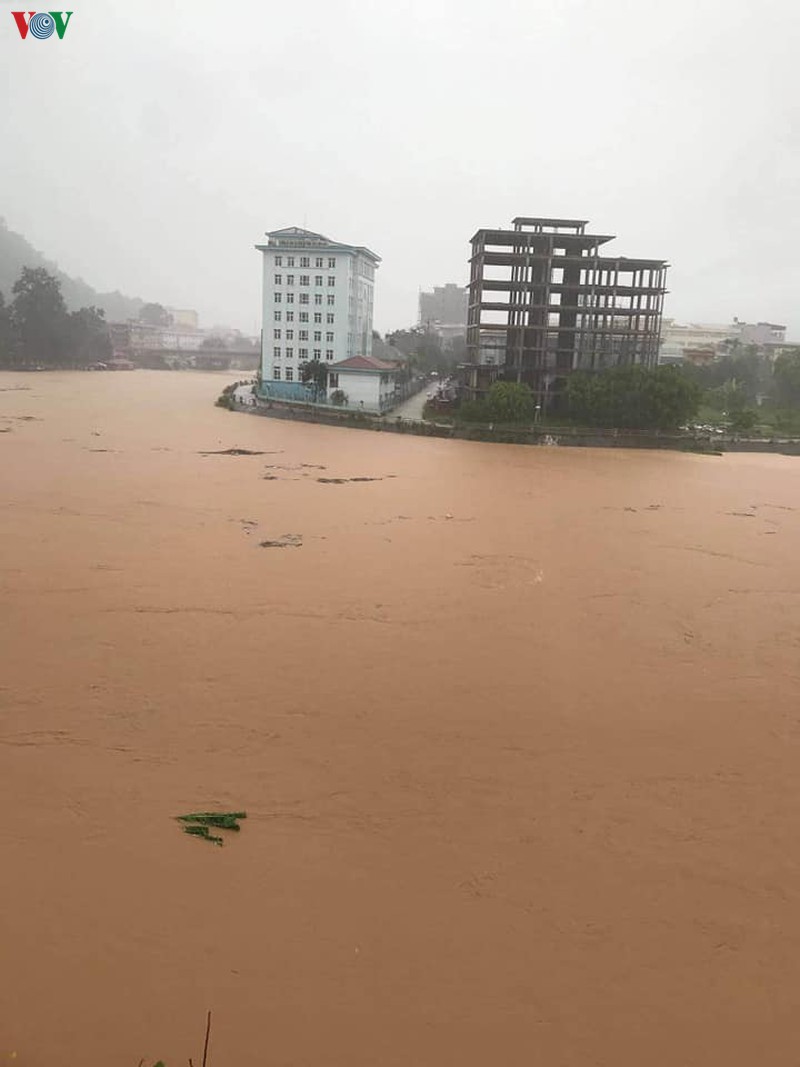 anh: mua lu kinh hoang o ha giang, o to "boi" trong bien nuoc  hinh 4