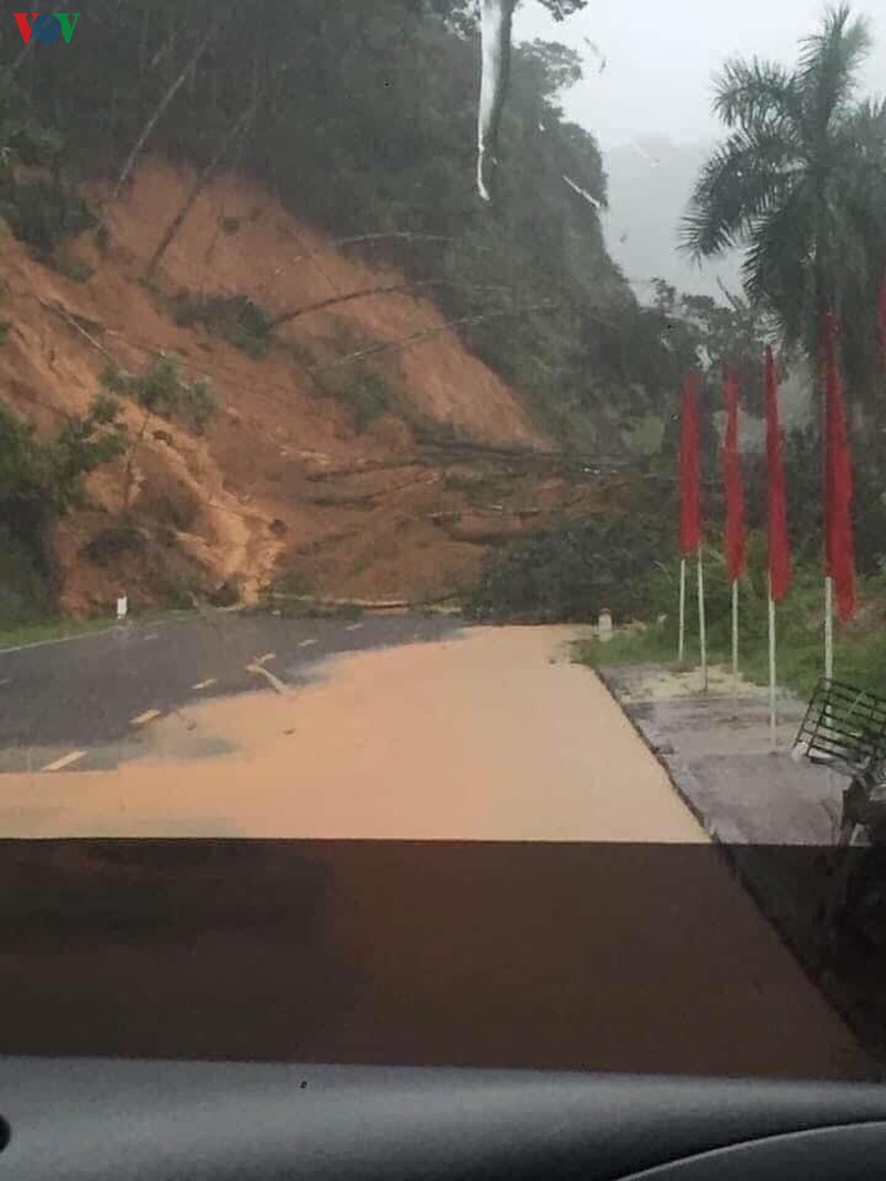 anh: mua lu kinh hoang o ha giang, o to "boi" trong bien nuoc  hinh 7