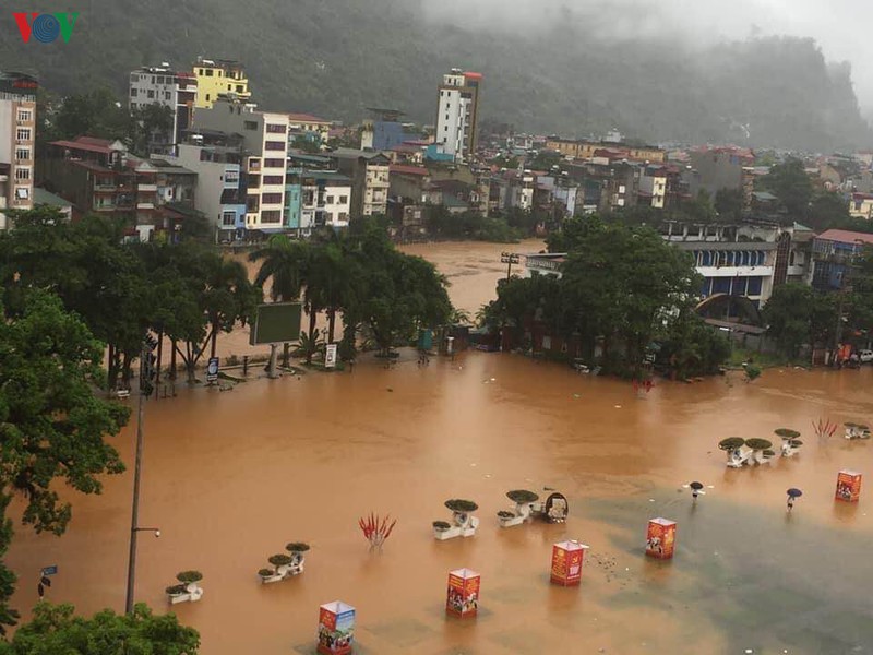 anh: mua lu kinh hoang o ha giang, o to "boi" trong bien nuoc  hinh 2