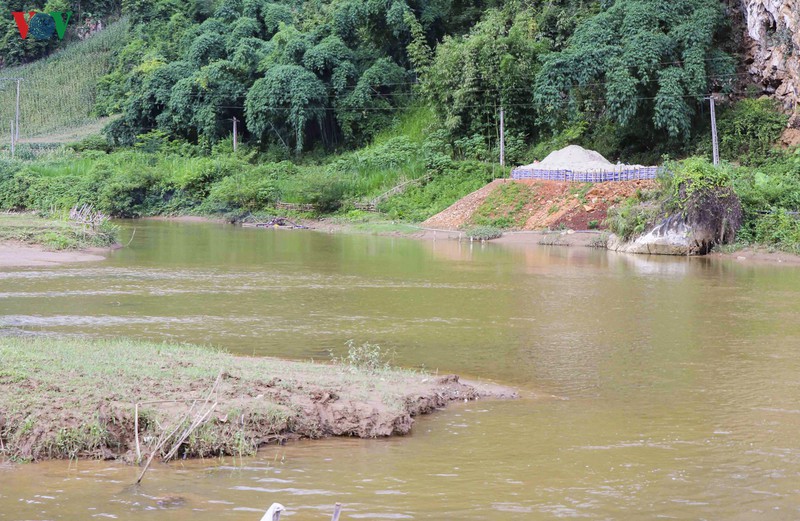 tai dien nan khai thac cat trai phep: tieng may bom bua vay buon lang hinh 1