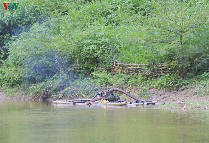tai dien nan khai thac cat trai phep: tieng may bom bua vay buon lang hinh 6