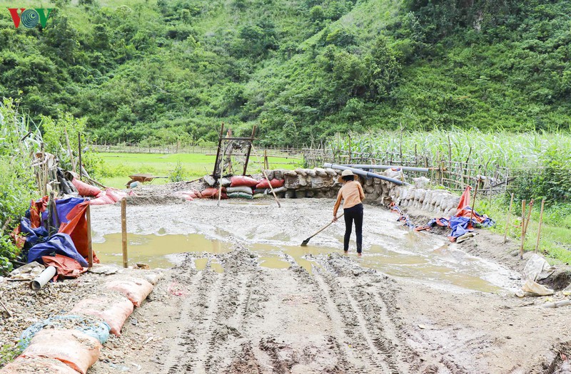 tai dien nan khai thac cat trai phep: tieng may bom bua vay buon lang hinh 8