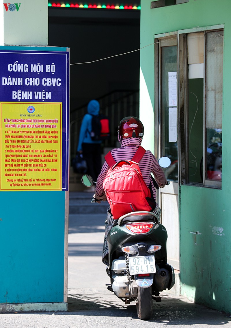 bac si, nhan vien y te tat ta mang do dung vao vien... cach ly hinh 8