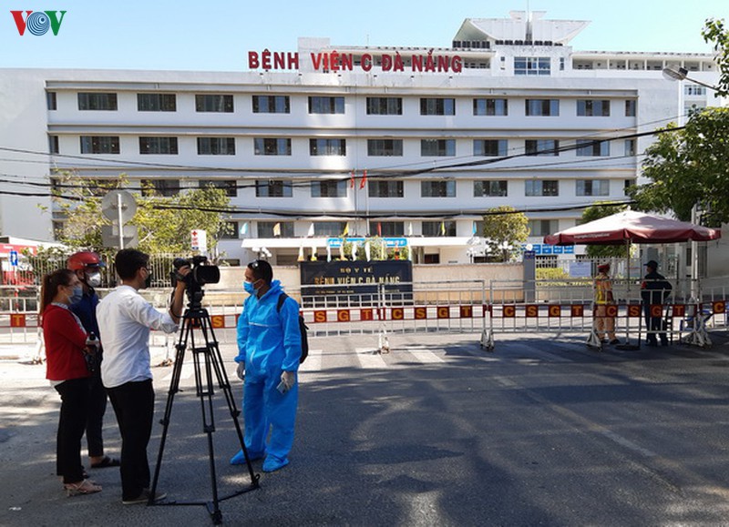 cung cach ly trong vien, hai vo chong bac si khong ca gap mat nhau hinh 1