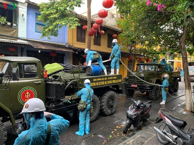 xe chuyen dung cua quan doi phun tieu doc, khu trung pho co hoi an hinh 2