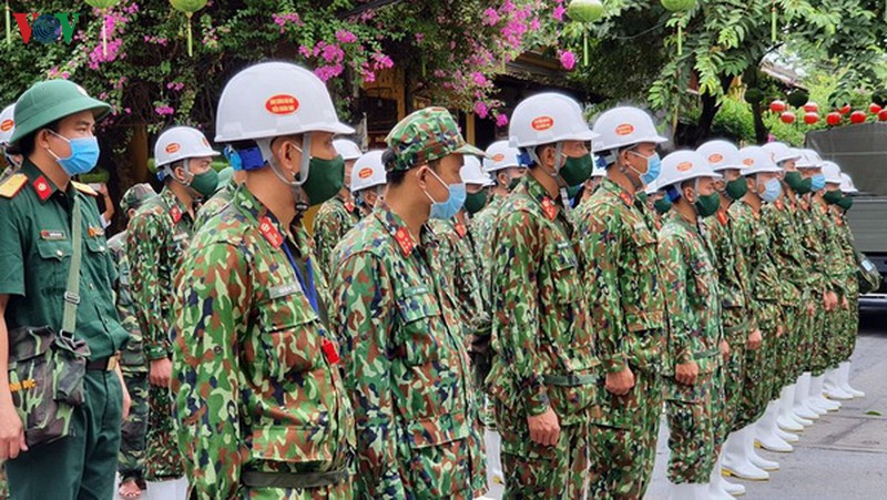 xe chuyen dung cua quan doi phun tieu doc, khu trung pho co hoi an hinh 3