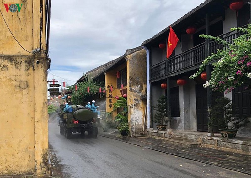 xe chuyen dung cua quan doi phun tieu doc, khu trung pho co hoi an hinh 4