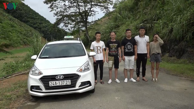 vanh dai lua chan nhap canh trai phep qua bien gioi lao cai hinh 3