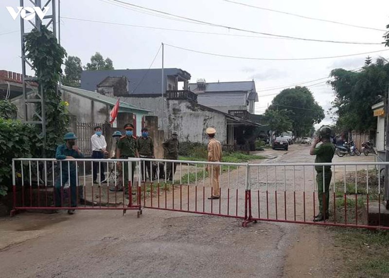 dinh chi pho chu tich xa khong di ra soat ca nghi mac covid-19 vi troi mua hinh 1