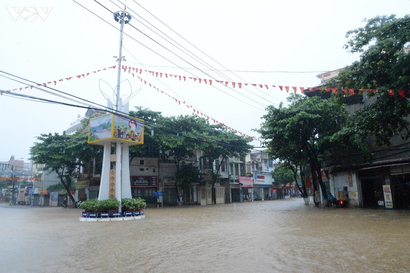 anh: mua lon khien nhieu tuyen duong o tp son la ngap sau trong nuoc hinh 1