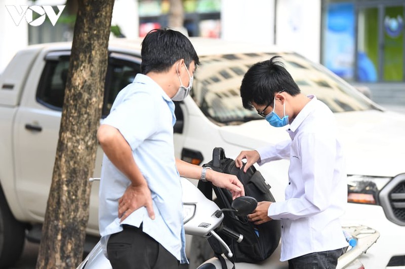 thi sinh ha noi tuan thu deo khau trang trong buoi thi dau tien hinh 2
