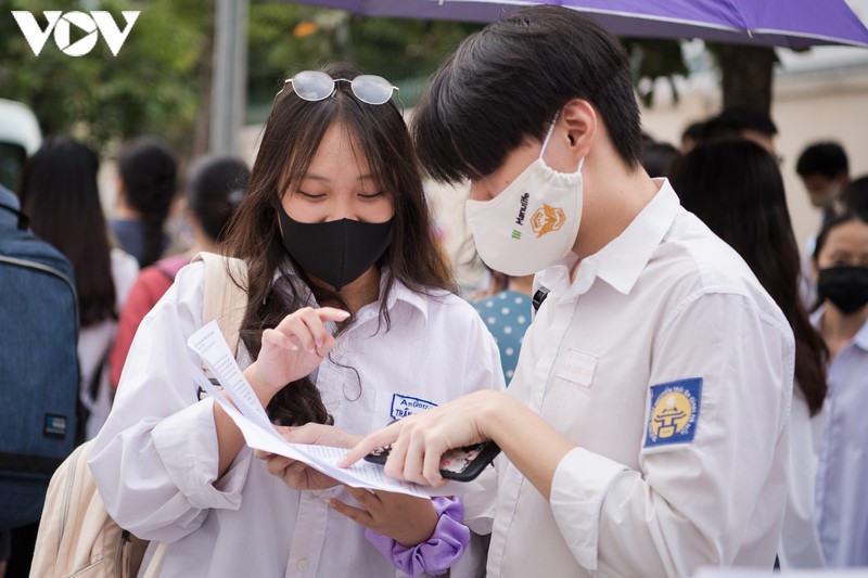 ha noi dinh chi 2 thi sinh mang theo dien thoai khi thi ngu van  hinh 1