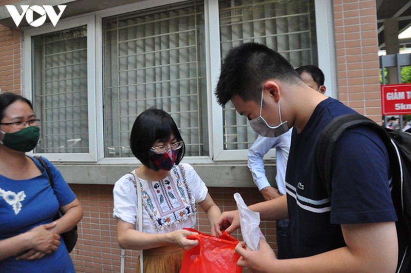 "anh mat cua co la nguon dong luc to lon khi con buoc phong thi" hinh 3