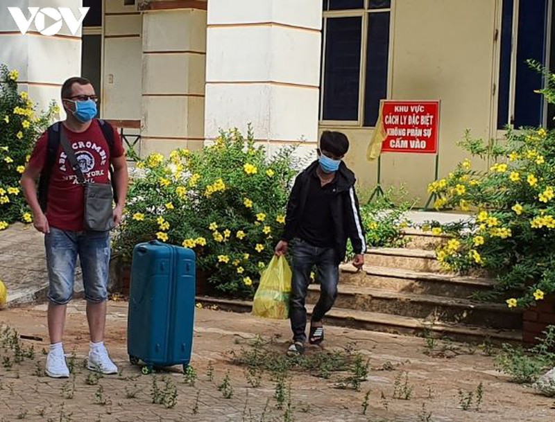 hai benh nhan mac covid-19 dau tien o quang ngai duoc xuat vien hinh 1