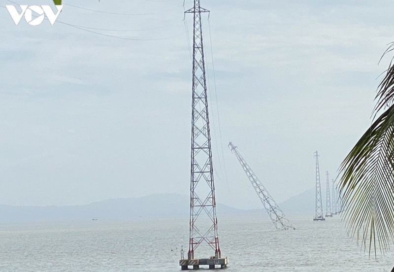 mot  tru dien tren bien tai kien giang bi dam nghieng hinh 1