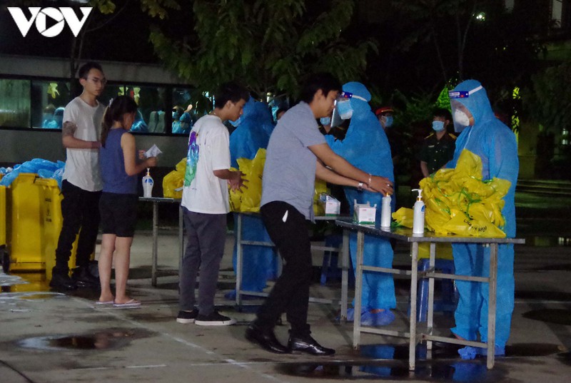 hoa binh tiep nhan 80 cong dan tu canada ve khu cach ly hinh 1