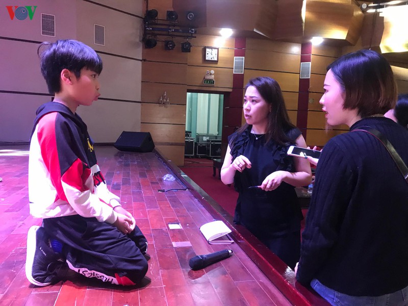 dan thi sinh luyen tap cho dem chung ket "giong hat hay tieng han vov" hinh 3