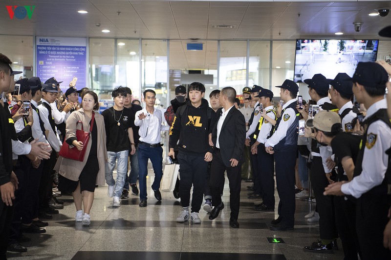 fan nu xep hang trat tu chao don taemin shinee den ha noi  hinh 3