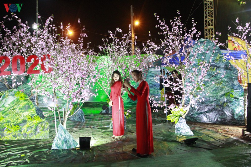 hoa minh vao khong gian tet xua o son la hinh 4