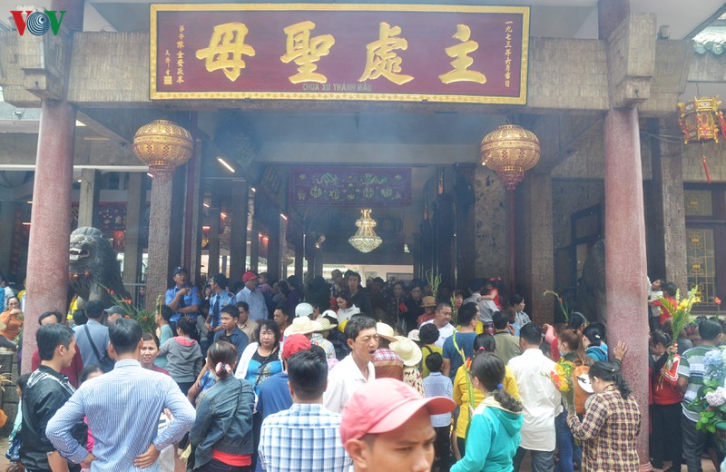 dong dao du khach den le chua, xin loc dau nam hinh 2