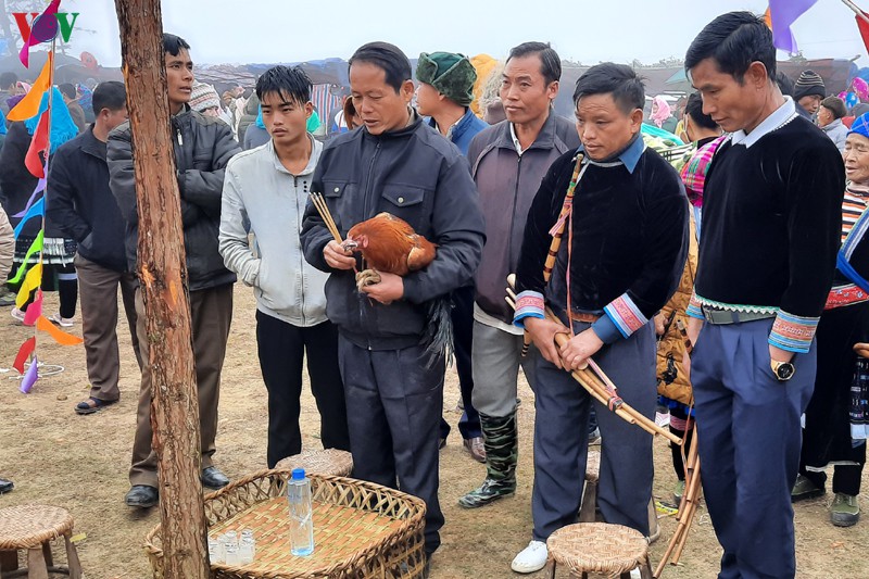 đồng bào rẽ mây lên đỉnh núi dào san trẩy hội xuân gầu tào hình 2 dong bao re may len dinh nui dao san tray hoi xuan gau tao hinh 2