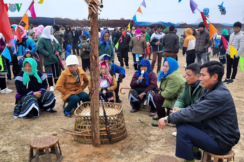 đồng bào rẽ mây lên đỉnh núi dào san trẩy hội xuân gầu tào hình 3 dong bao re may len dinh nui dao san tray hoi xuan gau tao hinh 3