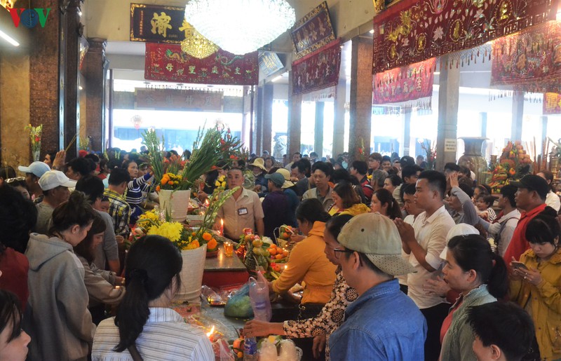 dong dao du khach den le chua, xin loc dau nam hinh 3