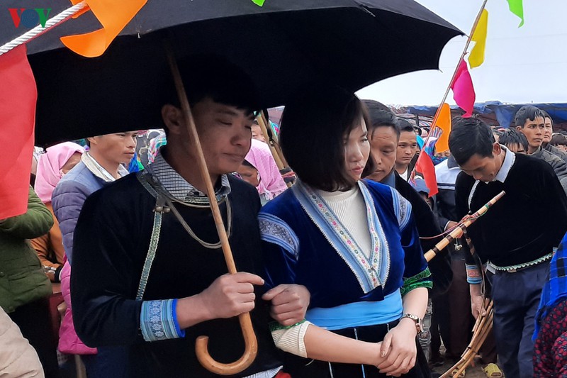 đồng bào rẽ mây lên đỉnh núi dào san trẩy hội xuân gầu tào hình 9 dong bao re may len dinh nui dao san tray hoi xuan gau tao hinh 9
