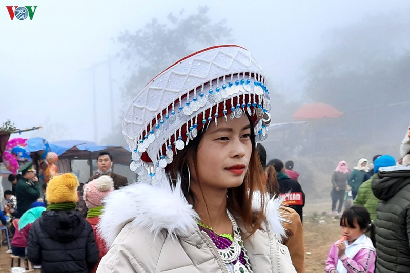 đồng bào rẽ mây lên đỉnh núi dào san trẩy hội xuân gầu tào hình 10 dong bao re may len dinh nui dao san tray hoi xuan gau tao hinh 10