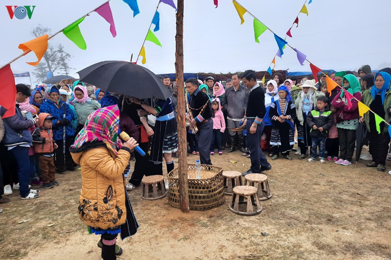 đồng bào rẽ mây lên đỉnh núi dào san trẩy hội xuân gầu tào hình 7 dong bao re may len dinh nui dao san tray hoi xuan gau tao hinh 7