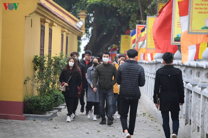 luong nguoi di le chua giam, kin mit khau trang phong virus corona hinh 5