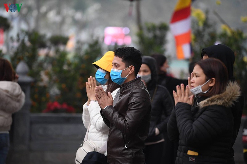 luong nguoi di le chua giam, kin mit khau trang phong virus corona hinh 13