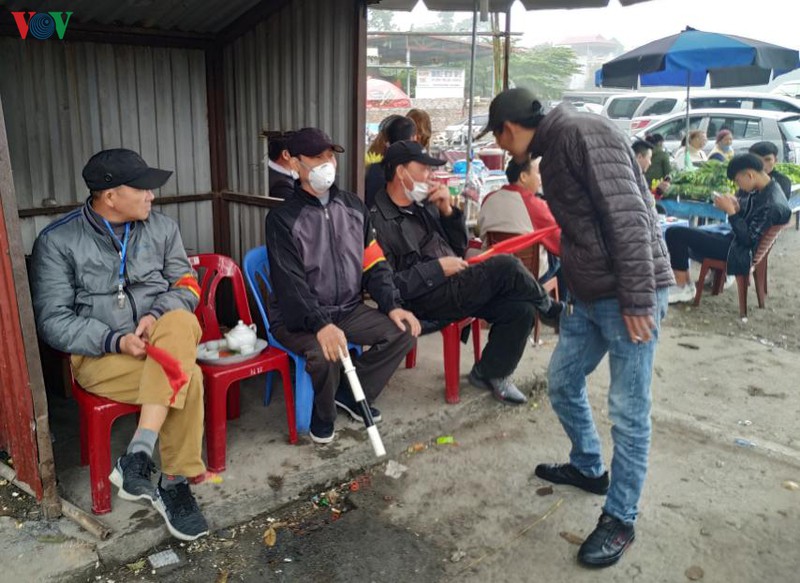 nguoi dan di le den, chua mua corona hinh 2