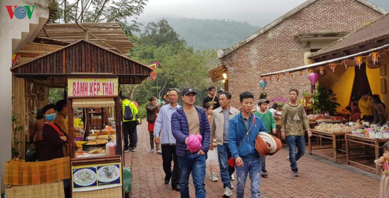 nguoi dan di le den, chua mua corona hinh 5