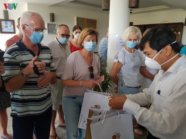 nhung khach nuoc ngoai o lai voi hoi an hinh 1