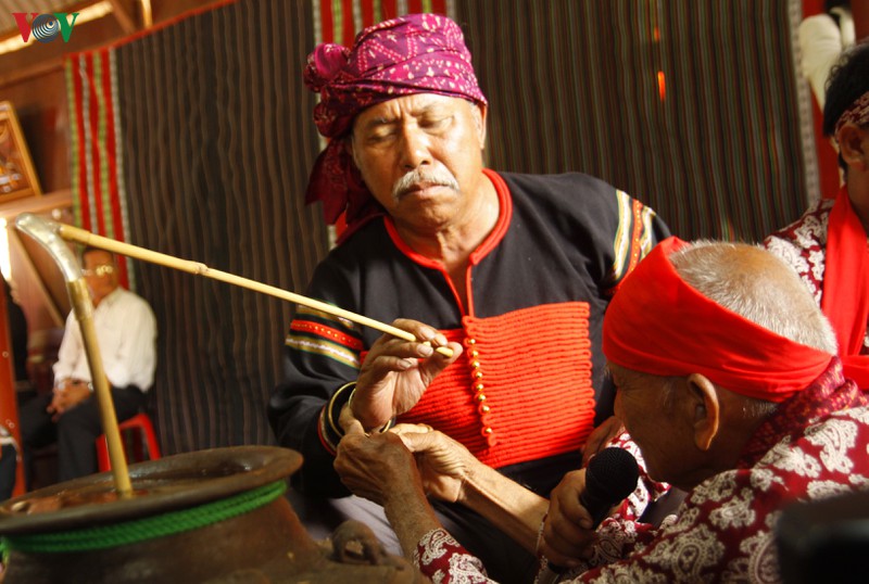 chiec vong dong, the gioi "tam linh" cua nguoi ede  hinh 1