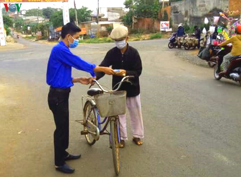 thanh nien dak lak may hang tram nghin khau trang tang cho nguoi dan hinh 2